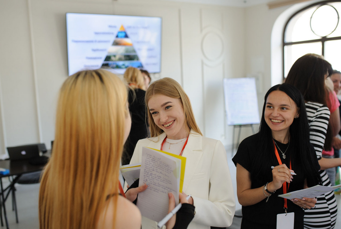 Лідерки студентського самоврядування факультету педагогіки і психології ТНПУ Вікторія Берланюк, Анастасія Рокецька та Марія Дерень під час інтерактиву «Чемпіонки»